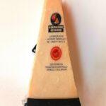 Сир пармезан Parmigiano Reggiano 14 місяців, ваговий. Ціна за 100 грам.